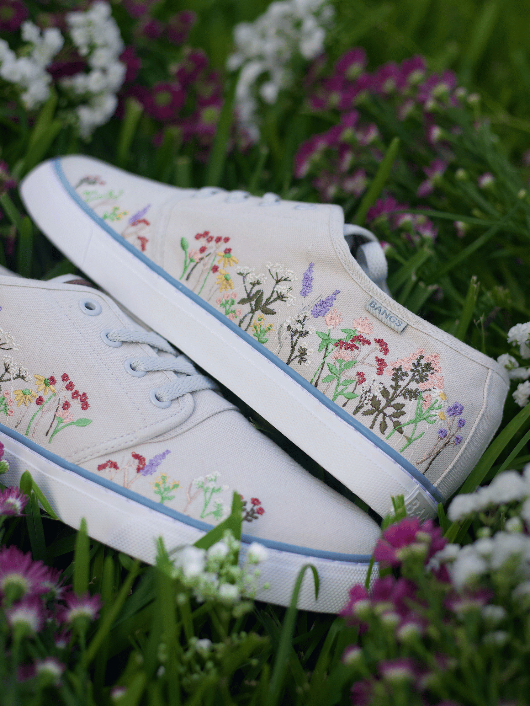 靴 BENIR V CUT FLOWER LACE SHOES 5011 Wildflower Wanderer Low Top Sneakers | BANGS Shoes | Embroidered