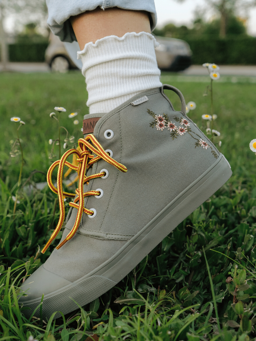 Frilly socks with converse shop